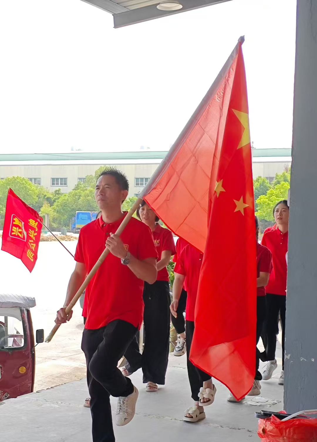 2025年9月3日虬興公司組織員工觀看閱兵直播，為祖國的繁榮昌盛感到自豪！